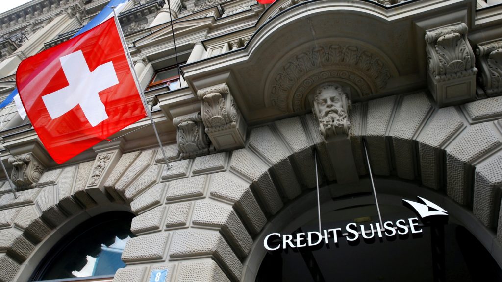 Credit Suisse riðar til falls