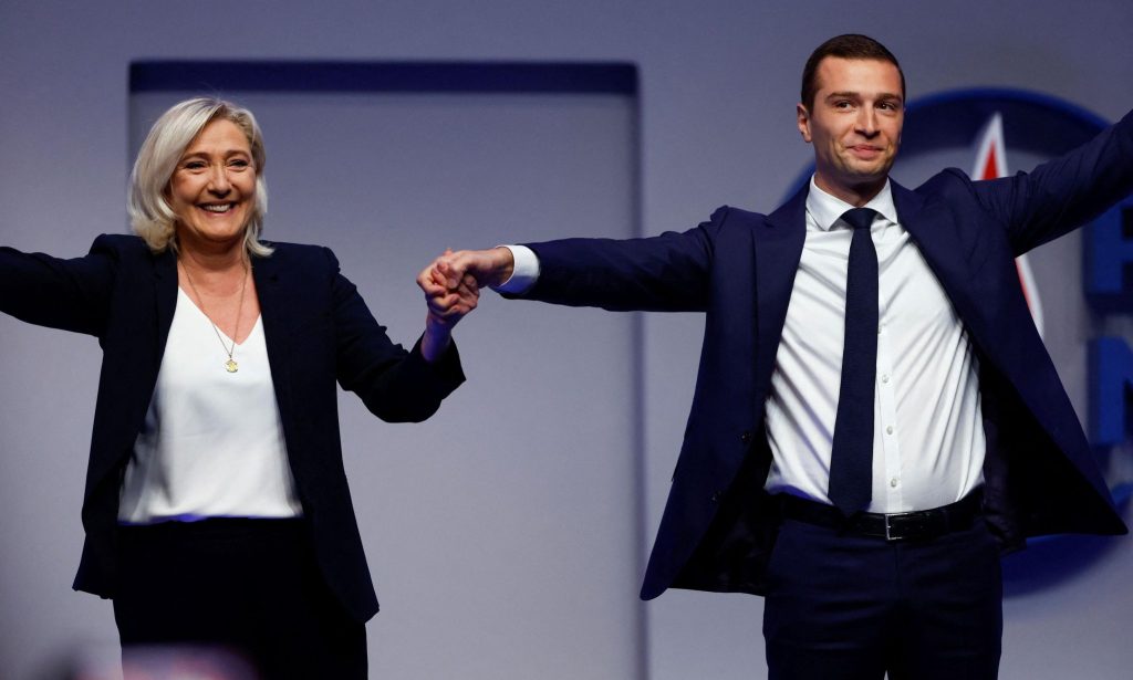 Jor­d­an Bar­della 27 ára tekur við af Marine Le Pen 54 ára