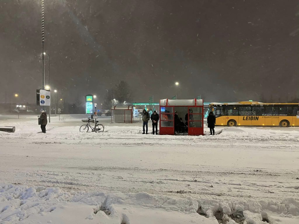 Þjónustuver Strætó lokað og farþegar úti í kafaldsbyl
