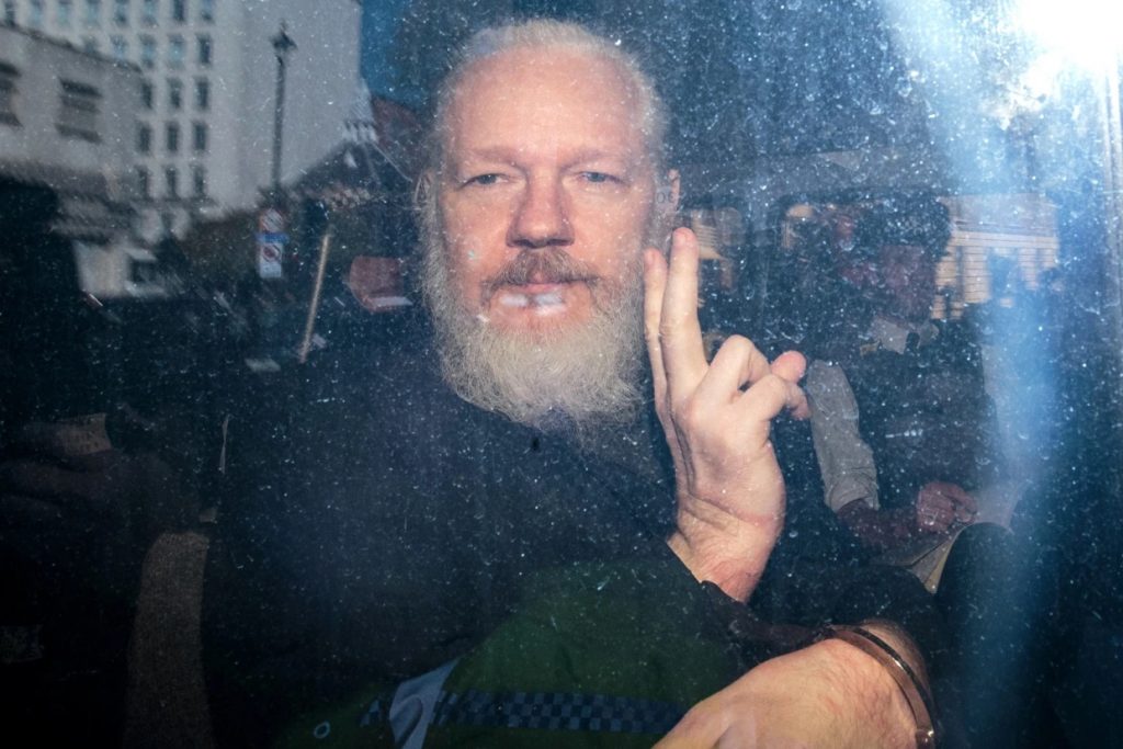 Kallar eftir því að Assange fá hæli á Íslandi