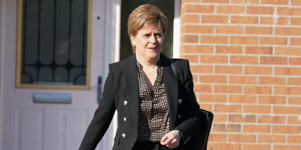 Nicola Sturgeon handtekin – fylgi Þjóðarflokksins fellur