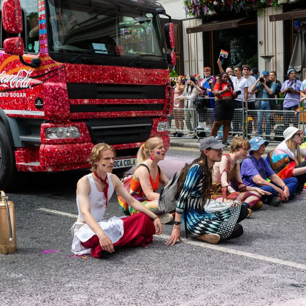 Aðgerðasinnar gegn loftslagsbreytingum stöðva Pride gönguna í London