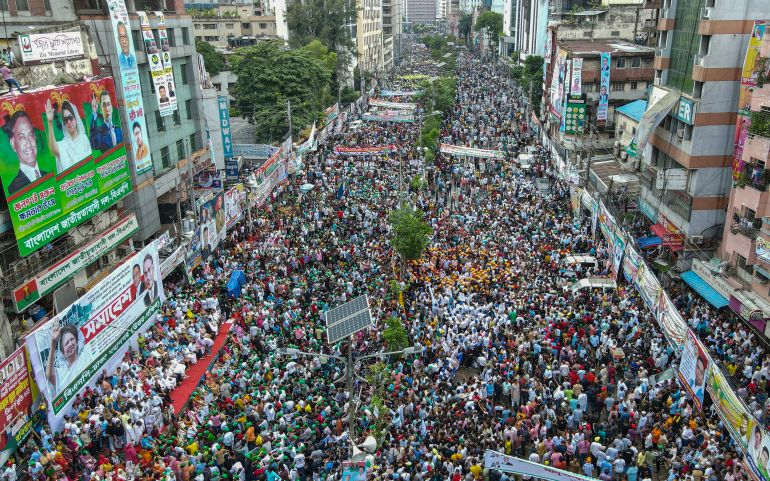 Tugþúsundir mótmæla í Bangladess