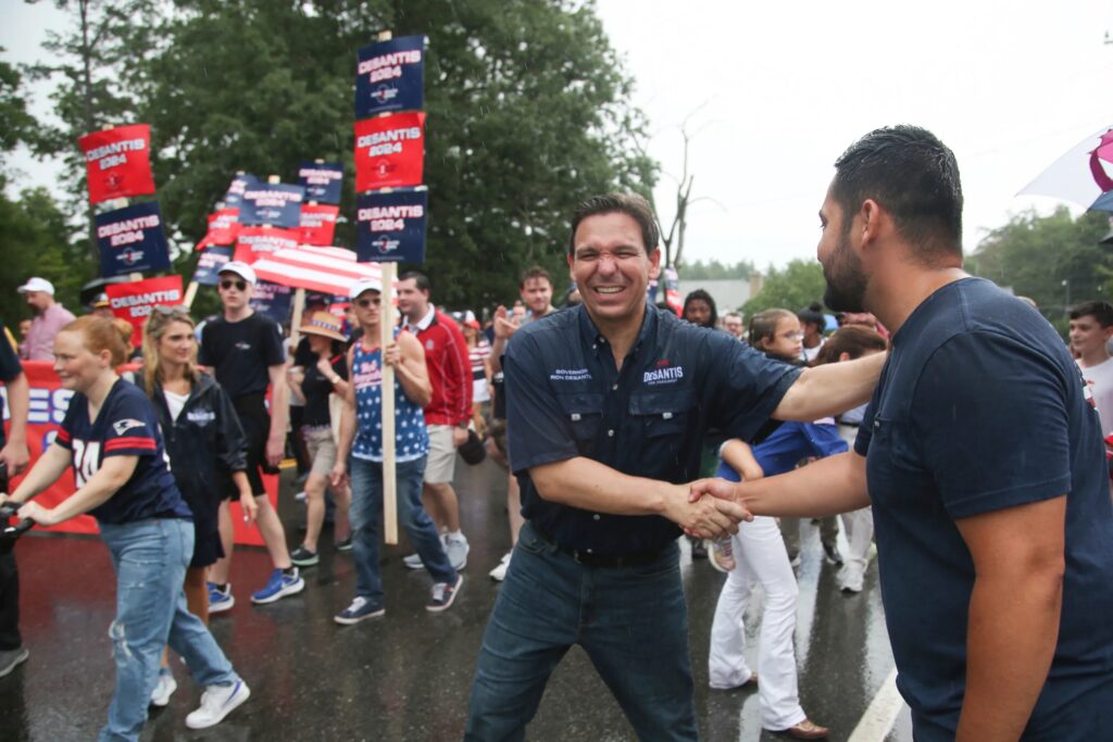 DeSantis sakar Trump um að vera of hallur undir hinsegin samfélagið