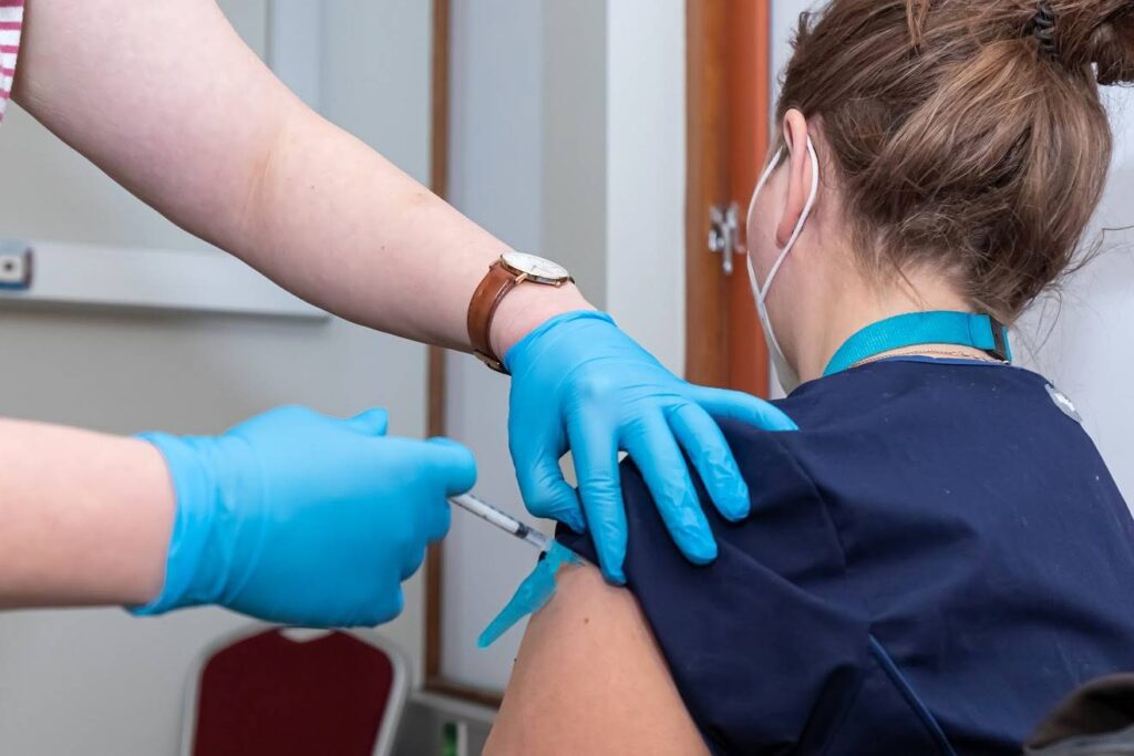 Örvunarbólusetning býðst í haust öllum aldurshópum í BNA en í Bretlandi aðeins sextugum og eldri