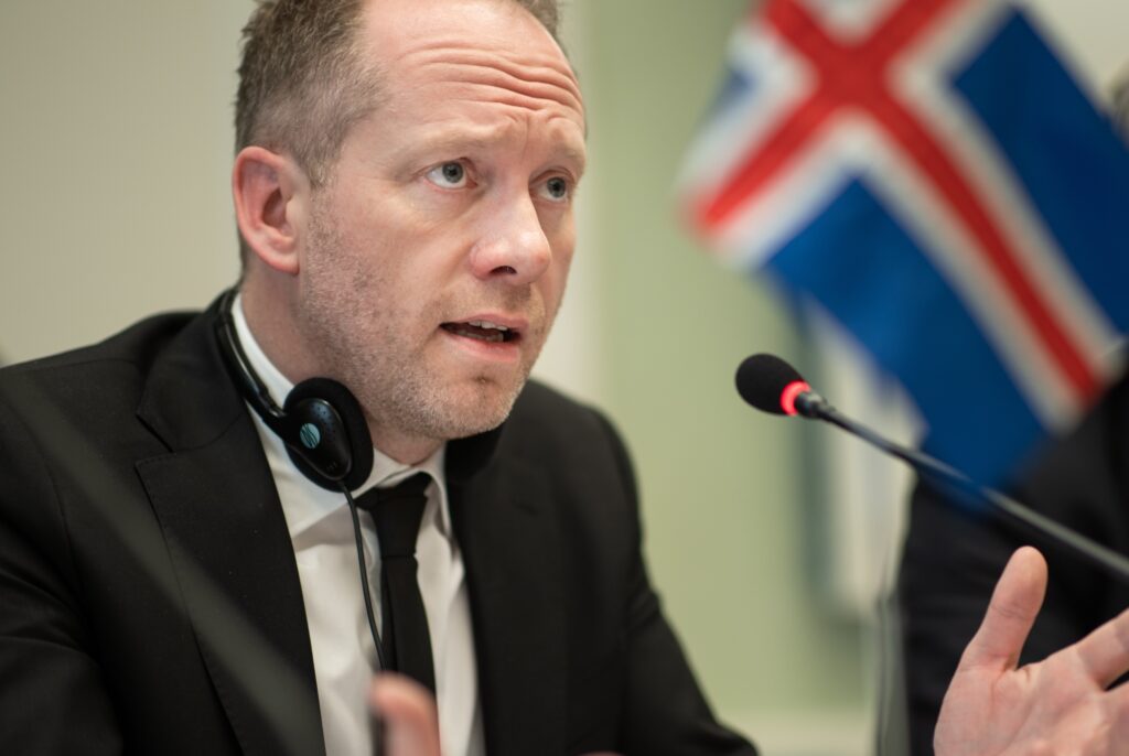 Fundi hjálparsamtaka og stjórnvalda frestað fram á miðvikudag