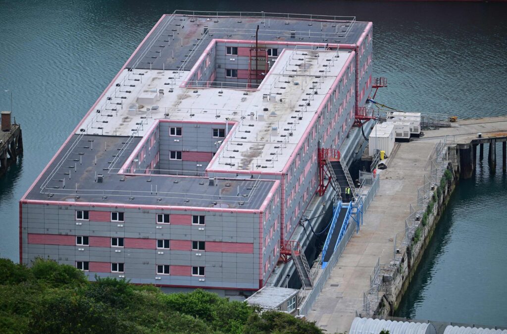 Pramminn Bibby Stockholm rýmdur fjórum dögum eftir að vart varð við banvæna bakteríu