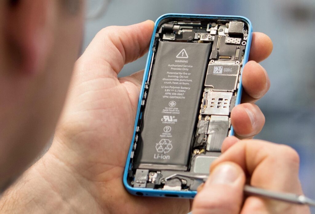 Í Evrópu verða allir snjallsímar með útskiptanlega rafhlöðu árið 2027