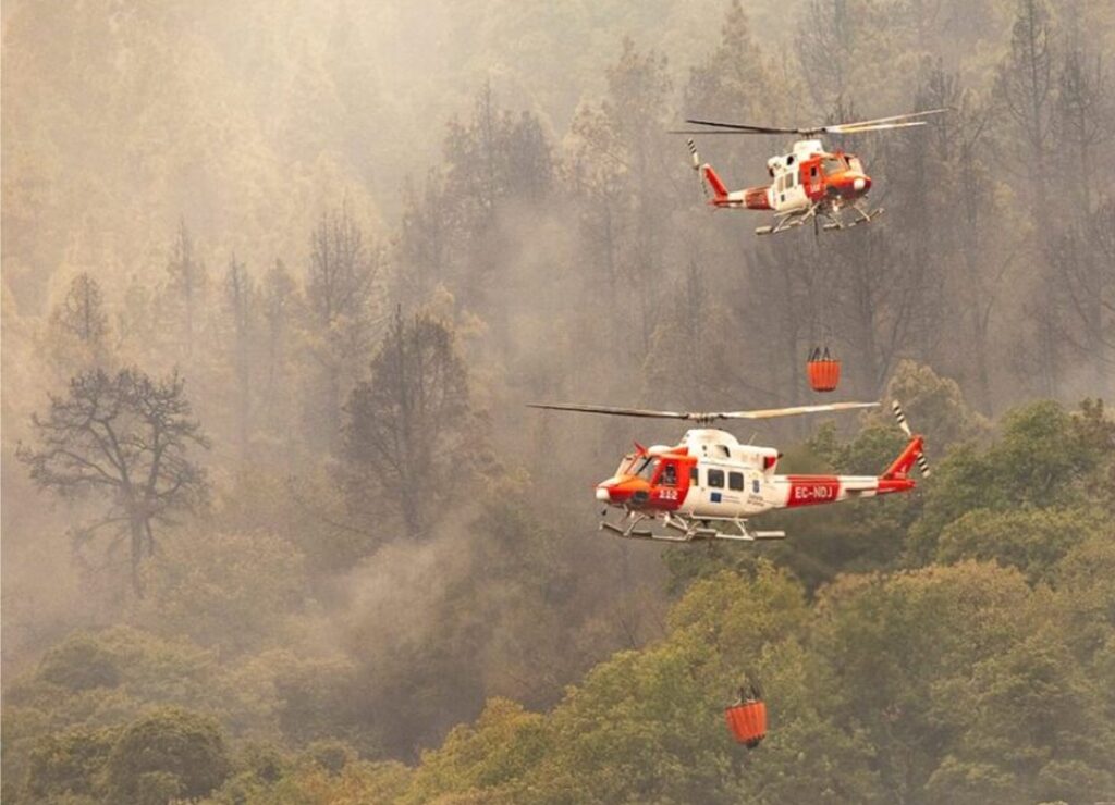 Eldarnir á Tenerife hamdir þrátt fyrir að áttræður bóndi hafi neytt þyrlu til lendingar með grjótkasti