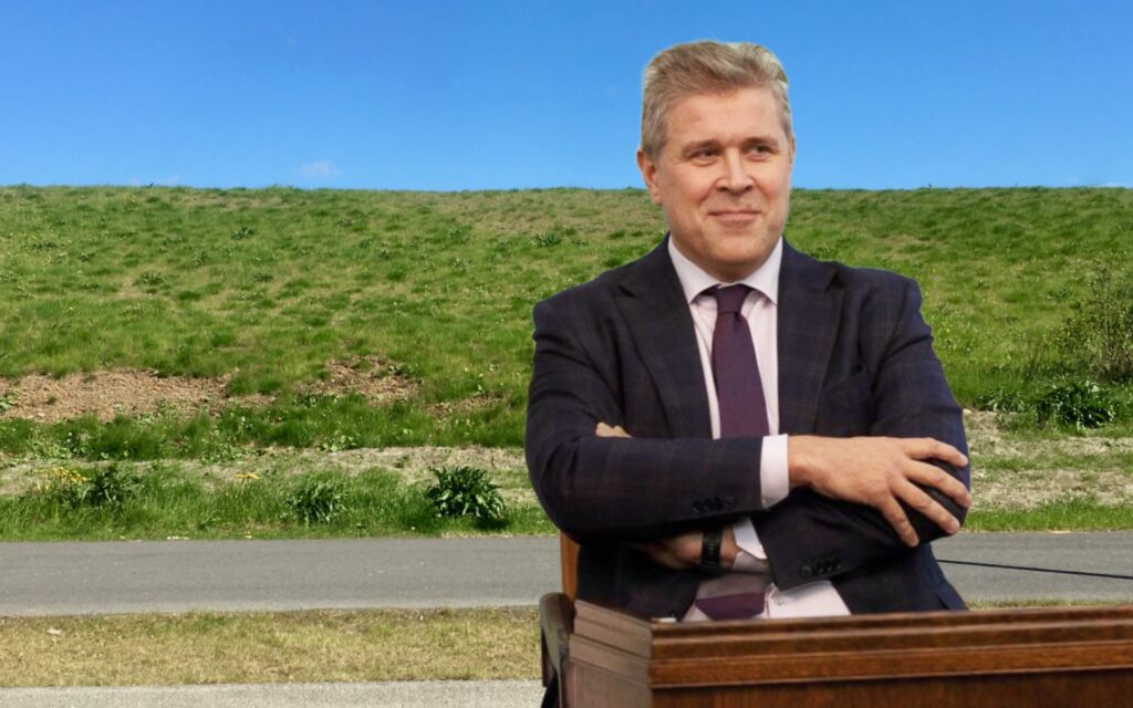 Fráfarandi fjármálaráðherra leikur þöglan trúð á þingi
