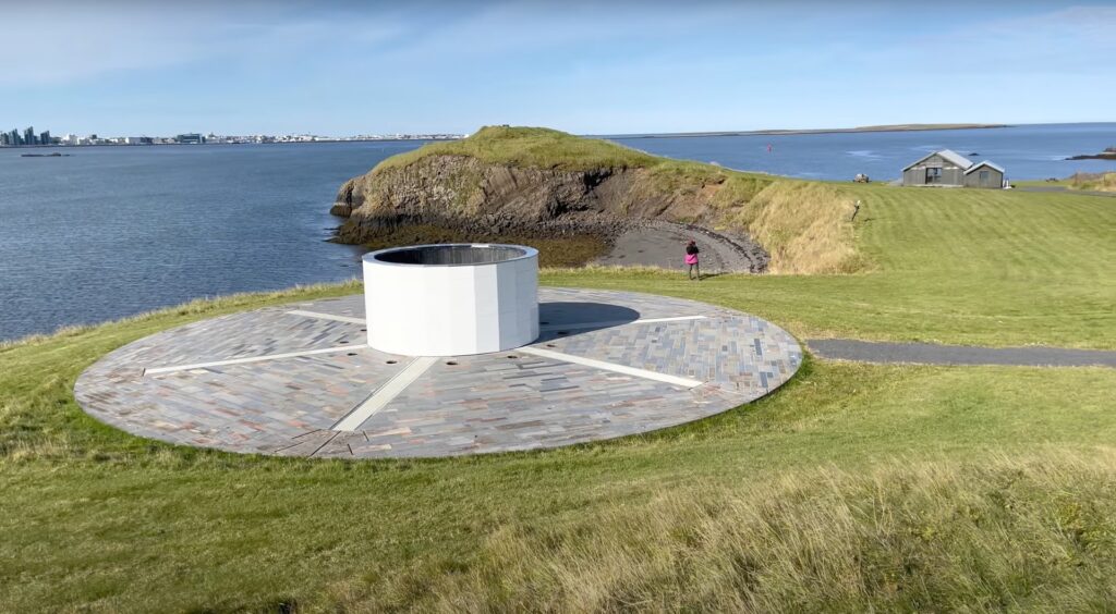 Engar siglingar og einmanalegt við friðarsúluna í kvöld – en friðsælt, væntanlega