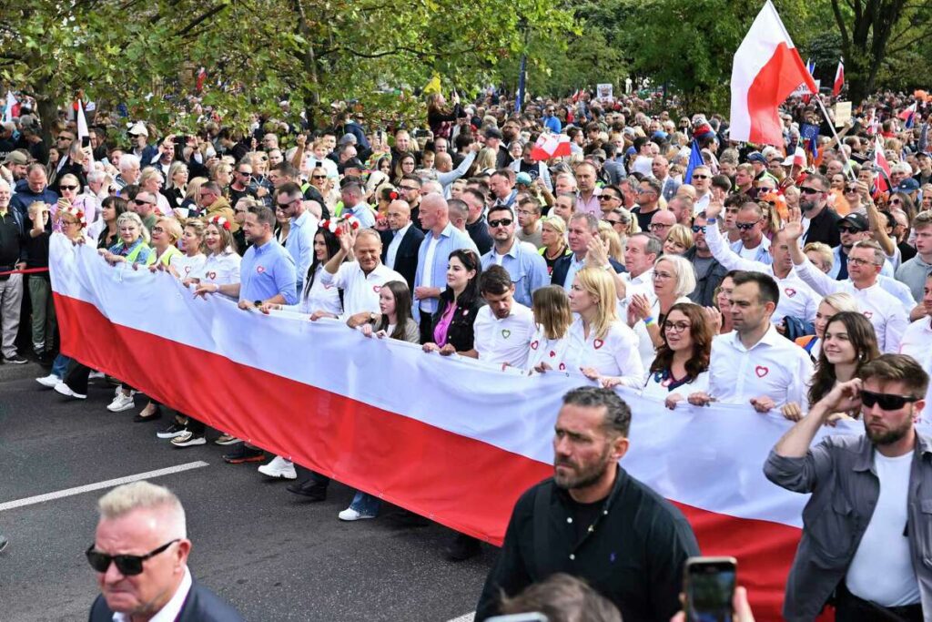 Allt að milljón manns á fjölmennasta útifundi í sögu Varsjár