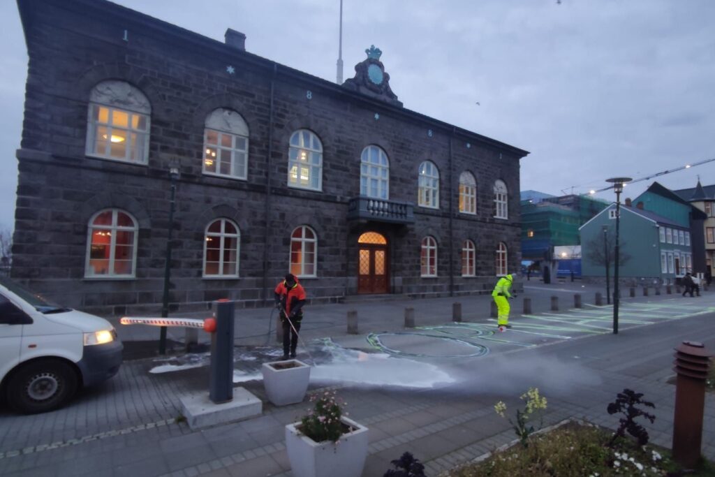 Ákall um vopnahlé háþrýstiþvegið um leið