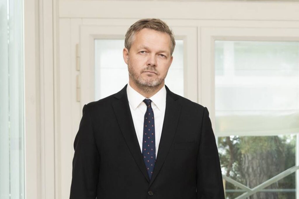 Ráðgjafi ráðherra gerður blóraböggull fyrir hjásetu Íslands og látinn fara