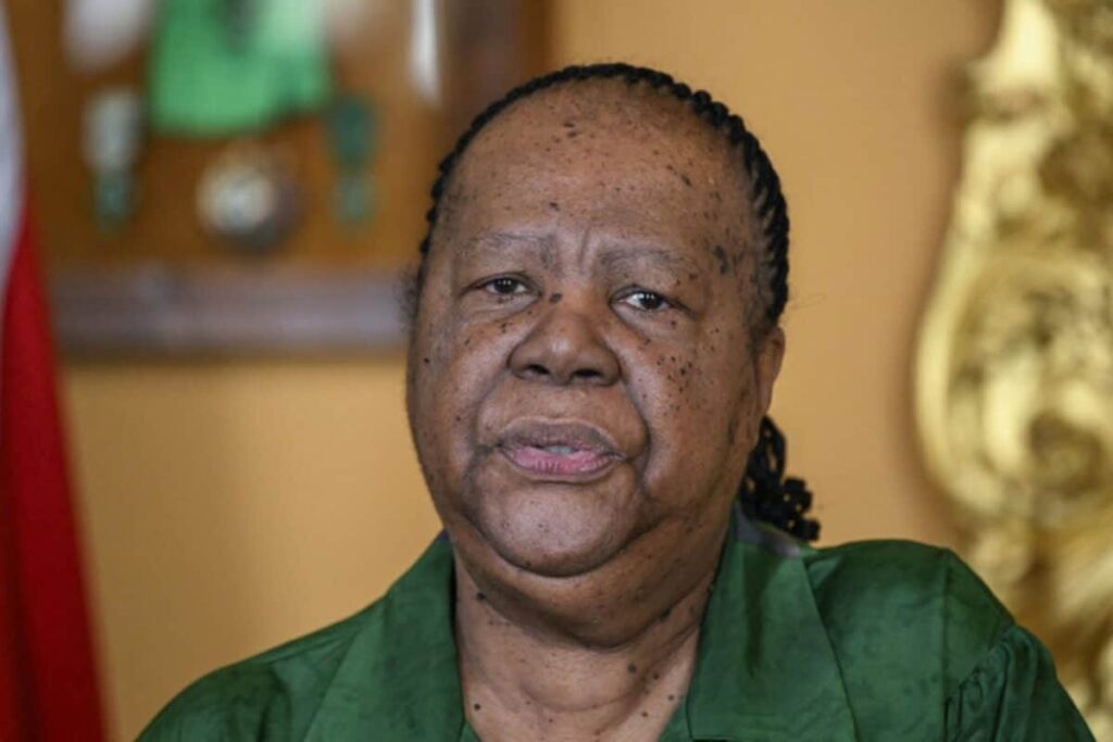 Suður-Afríka kallar alla sendiráðsstarfsmenn heim frá Ísrael