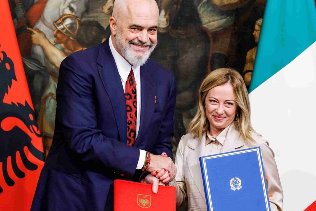 Ítalía semur við Albaníu um rekstur varðhaldsbúða fyrir innflytjendur