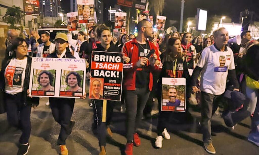 Mótmæli í Tel Aviv gegn áframhaldandi sprengjuárásum á Gasa