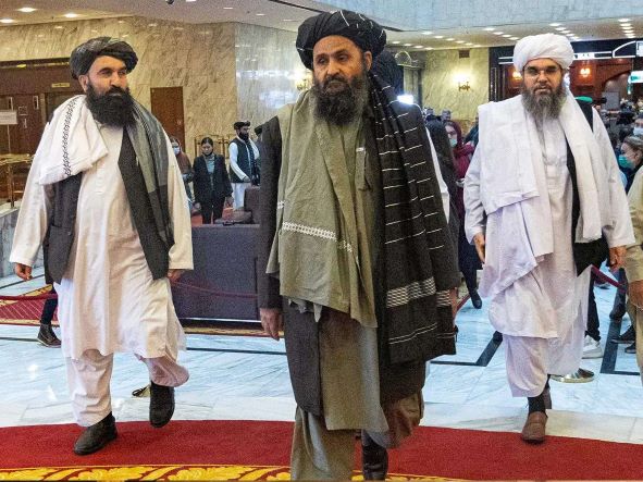 Talibanar taka fólk af lífi með opinberum aftökum