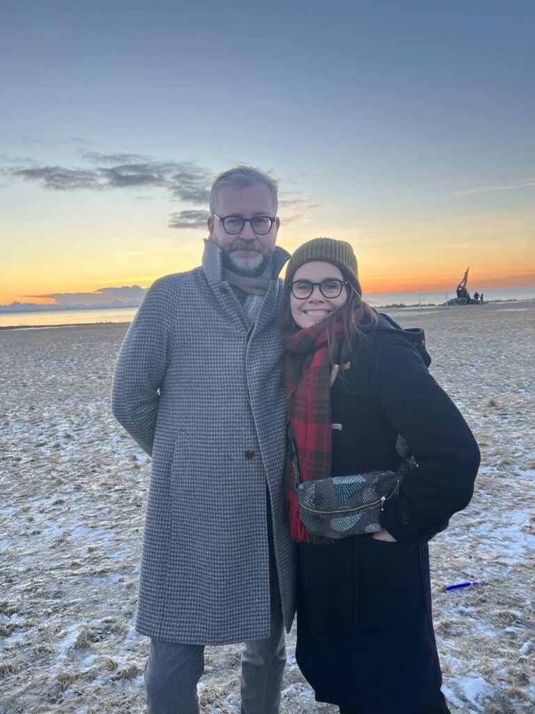 Katrín birtir mynd af eiginmanni sem bendir til forsetaframboðs