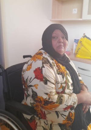 Veik móðir í hjólastól og dóttir hennar í haldi lögreglu, verður brottvísað í fyrramálið