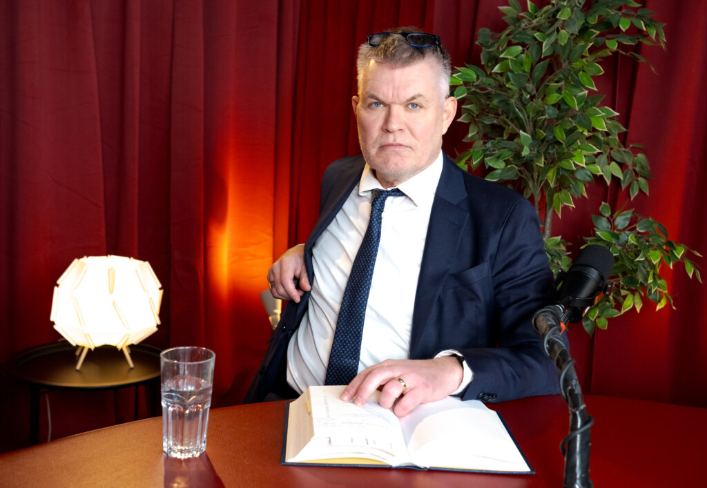 Telur að ríkislögreglustjóra verði tímabundið vikið frá störfum