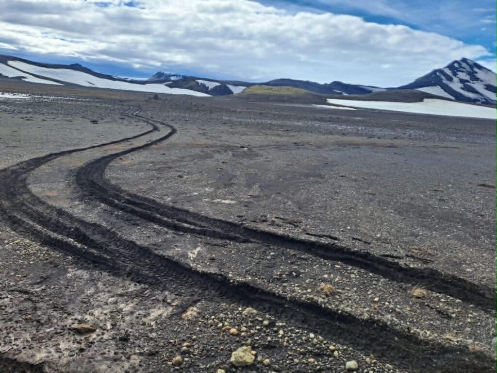 Utanvegaakstur við Einhyrning